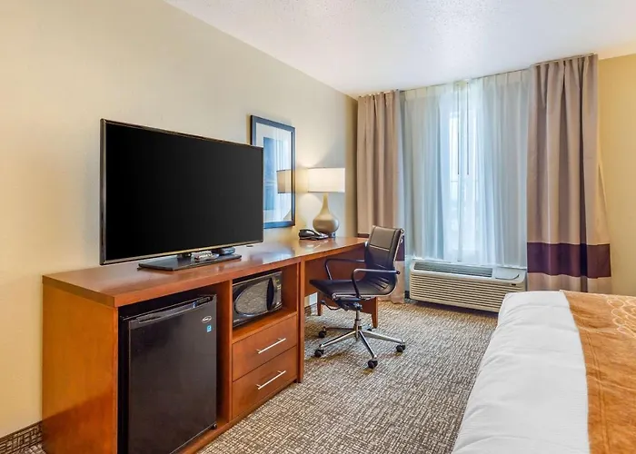 Hotel Western & Near Dekalb