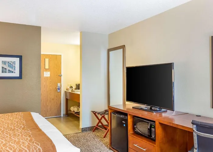 Hotel Western & Near Dekalb