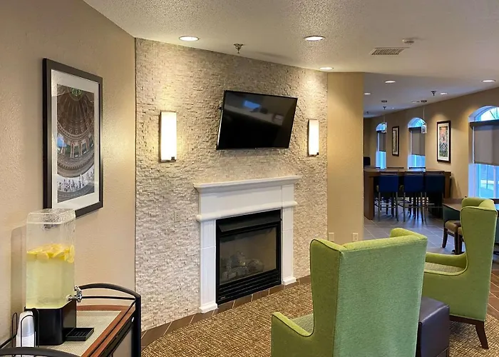 Hotel Western & Near Dekalb 2*
