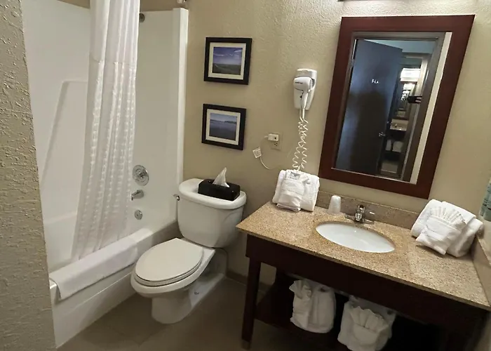 Hotel Western & Near Dekalb 2*