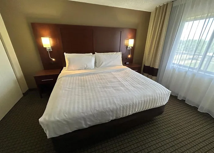 Hotel Western & Near Dekalb 2*