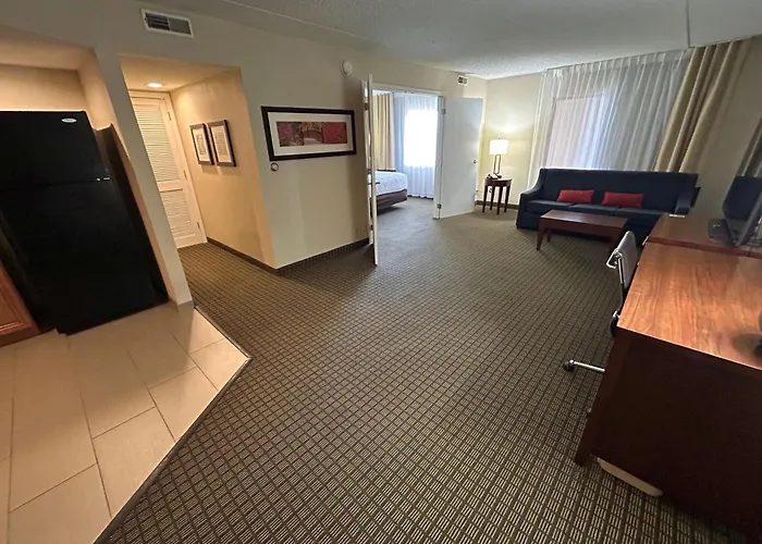 Hotel Western & Near Dekalb 2*