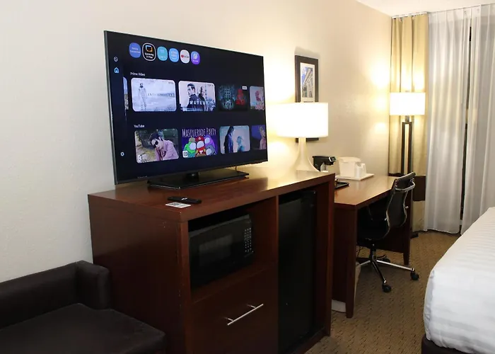 Hotel Western & Near Dekalb 2*