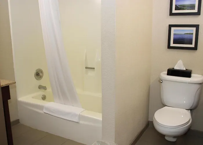 Hotel Western & Near Dekalb 2*