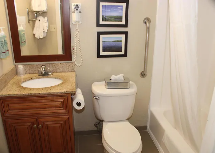 Hotel Western & Near Dekalb 2*